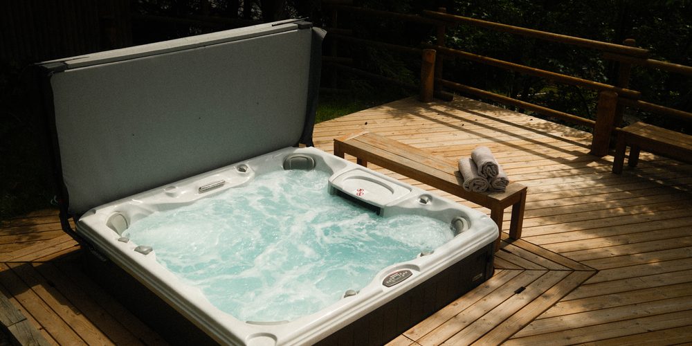 Outdoor hot tub at Chalet Etoile des Neiges