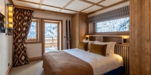 En suite bedroom with Mountain views, Chalet Les Loups