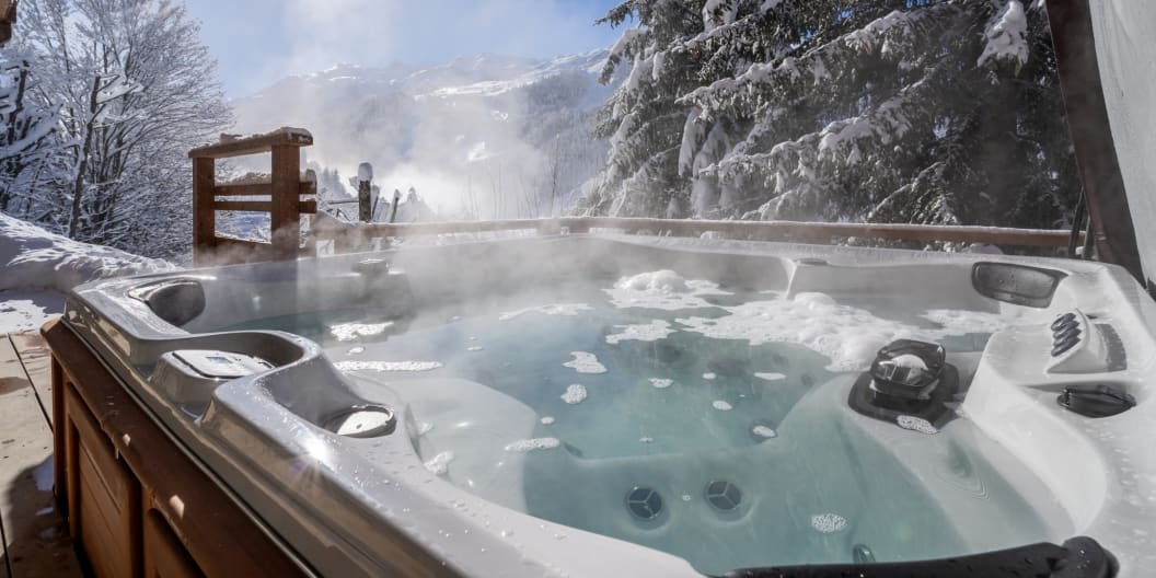 Outdoor hot-tub in Chalet Les Loups