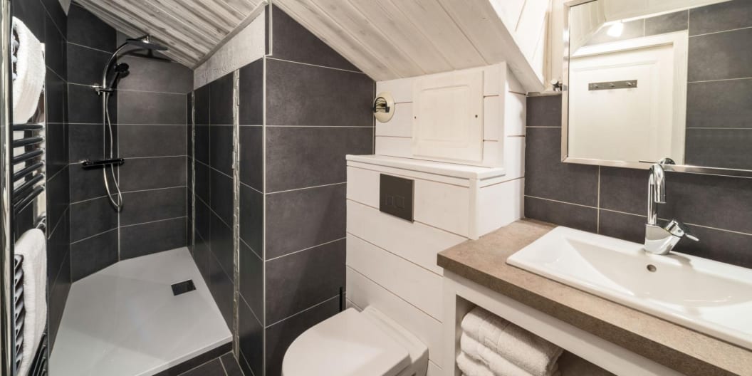 Ensuite bathroom in Chalet Phoebe